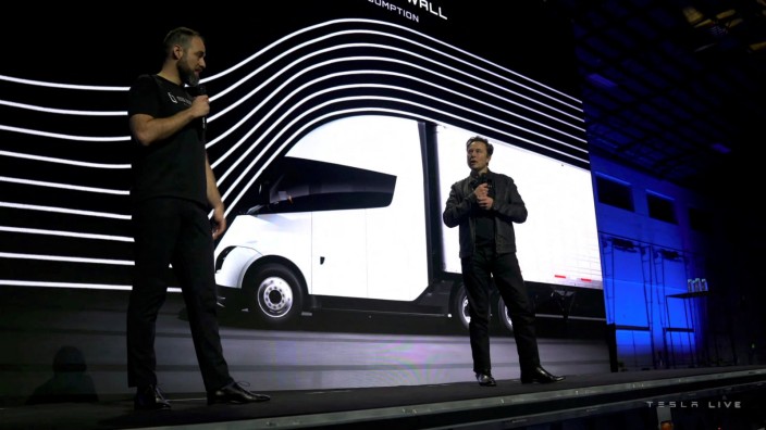Tesla-Werk in Nevada: Tesla-Chef Elon Musk bei der Auslieferung des ersten Semi -Trucks.