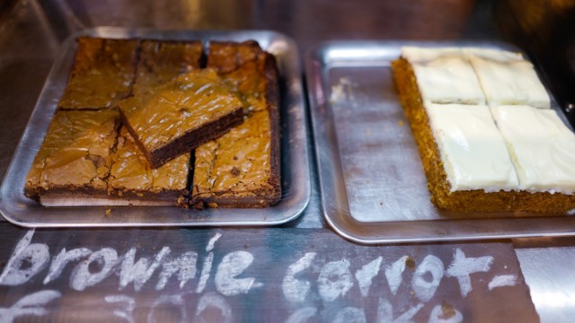 Coffeemamas Kaffeerösterei: Selbstgemachte Brownies und Carrot Cake.