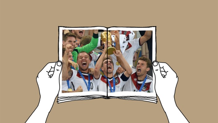 Der kleine WM-Botschafter (Teil 11): Immer blassere Vergangenheit: Die deutsche Mannschaft jubelt über ihren WM-Sieg 2014.