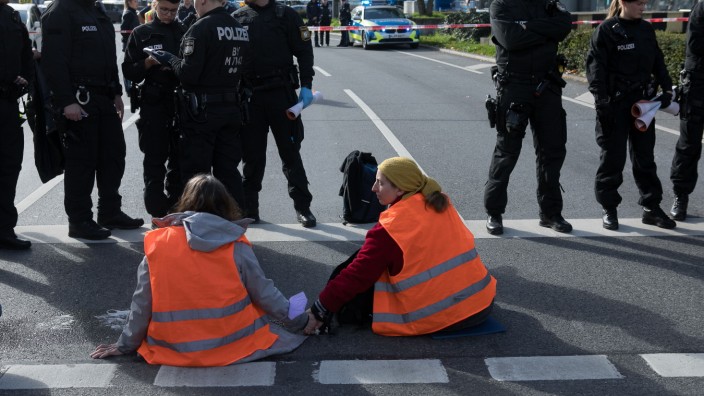 Klima-Proteste in München: Mitglieder der "Letzten Generation" bei einer Aktion am Stachus.