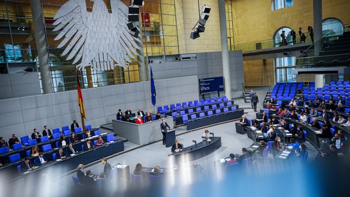 Migration, Steuern, Gesundheitspolitik: Die Bundestagsabgeordneten kommen im Plenum zur Sitzung zusammen. Auf dem Programm stehen Gesetze zur Einbürgerung, Steueränderungen, Kliniken und Kitas.
