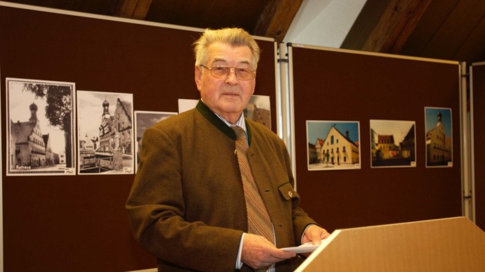Ehre für Altbürgermeister: Alois Kleinmaier im Jahr 2007 beim Tag des offenen Denkmals im Rathaus Grafing, seiner ehemaligen Wirkungsstätte.