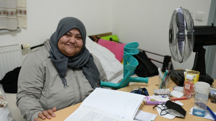 SZ-Adventskalender: Lernen und Leben auf kleinstem Raum: Izdehar H. ist seit ihrer Flucht aus Syrien in Wohnungslosenunterkünften der Stadt zuhause.