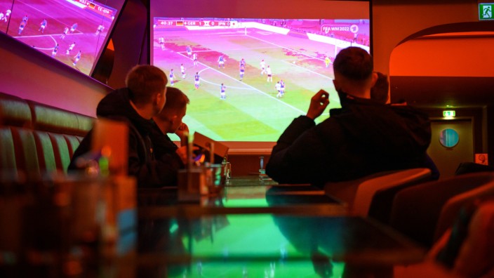 Fußball-Weltmeisterschaft: Igittigitt, gehört sich nicht: Deutsche beim Betrachten der WM in Katar.