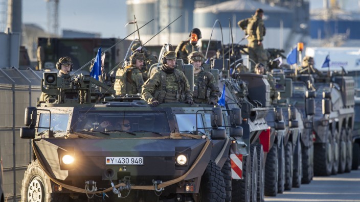 Materialprobleme bei der Bundeswehr: Soldaten der Bundeswehr fahren mit einem gepanzerten Fahrzeug im litauischen Seehafen Klaipeda als Unterstützung des Nato-Partners ein.