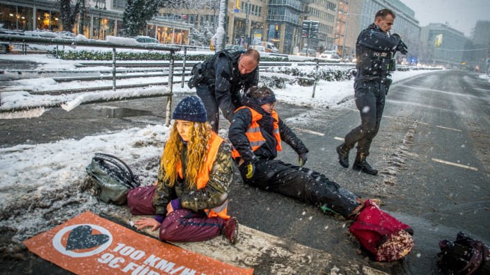 Klimaaktivisten: Aktivisten der "Letzten Generation" in Aktion auf einer Straße in Leipzig.