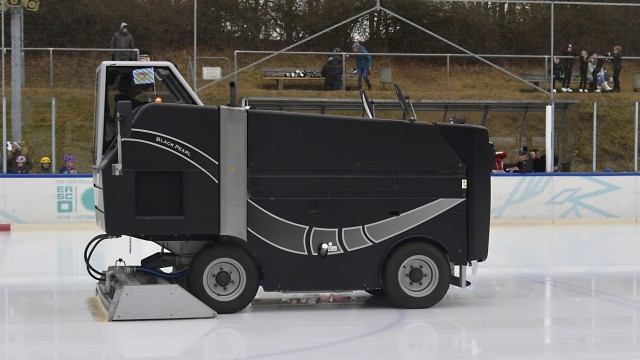 Ottobrunn: Die Eismaschine im Ottobrunner Eisstadion hat in diesem Winter trotz Energiekrise viel zu tun.