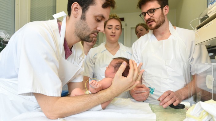 Krise in der Kindermedizin: Wie hält man ein Neugeborenes richtig? Das müssen angehende Ärzte und Pfleger erst lernen - wie hier auf der Frühchenstation der München Kliniken in Schwabing.