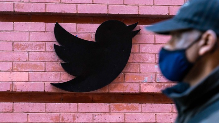 Twitter vor Gericht: Das Logo von Twitter an der Fassade der Zentrale in New York.