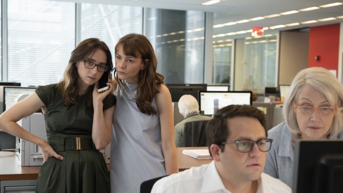 "She Said" im Kino: Harte Story: Carey Mulligan (Mitte) als Megan Twohey und Zoe Kazan (links) als Jodi Kantor holen letzte Zitate für ihre Weinstein-Recherche ein.
