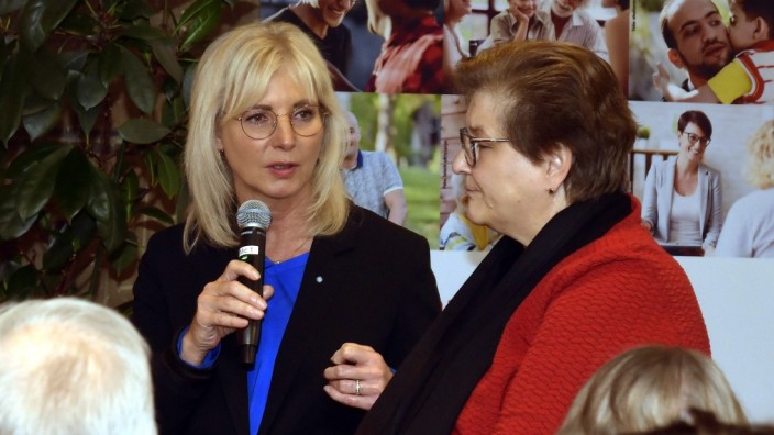 Erding: Sozialministerin Ulrike Scharf mit Gabriele Stark-Angermeier, Vorständin der Caritas München Freising, bei der Podiumsdiskussion.