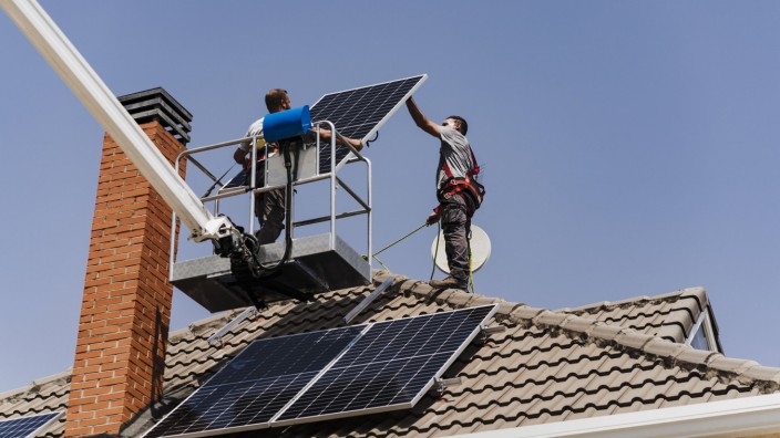 Entlastungen und Belastungen: Einnahmen aus dem Betrieb bestimmter Photovoltaikanlagen sind künftig von der Steuer befreit.