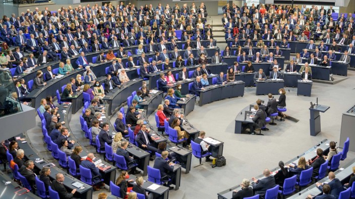 Bundestagspräsidentin: Normgröße 598 Abgeordnete, es sind aber 736: der Deutsche Bundestag bei seiner konstituierenden Sitzung nach der Wahl 2021.