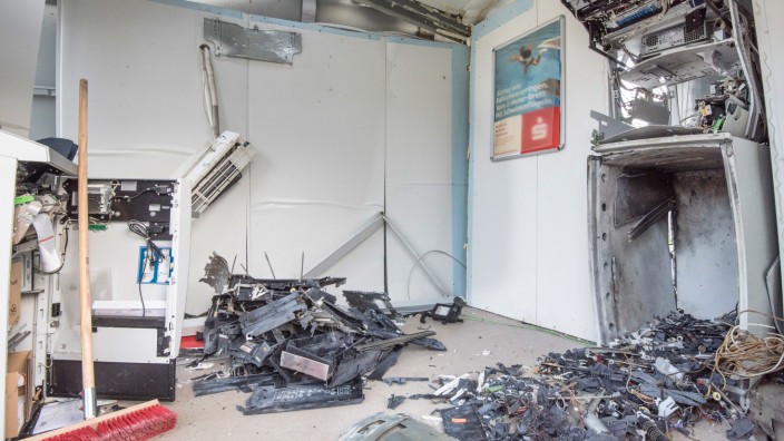 Nach Sprengstoffanschlag in Weßling: Ein Bild der Verwüstung: Vom Geldautomaten in Weßling blieb nach der Sprengung nur noch Schrott über.