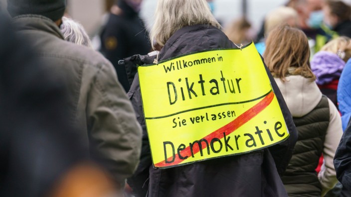 Gericht in Gemünden: Ein Plakat auf einer Kundgebung der "Querdenken"-Bewegung im April 2021 in Wiesbaden
