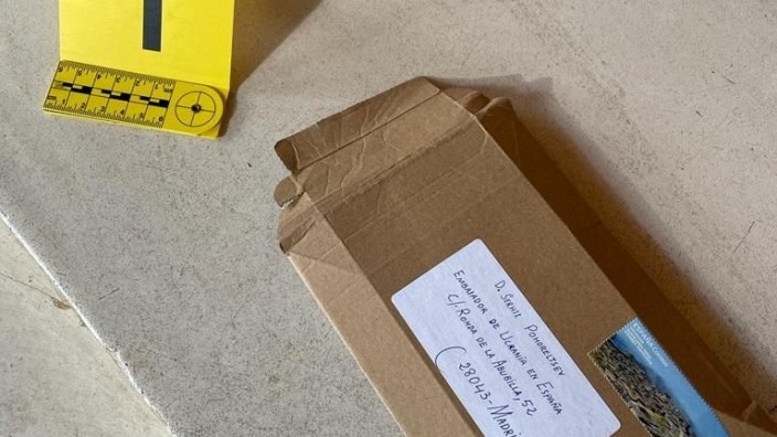 Mysteriöse Sendungen an ukrainische Botschaften: Ein Foto des Pakets, das am Mittwoch bei der ukrainischen Botschaft in Madrid eingegangen war.