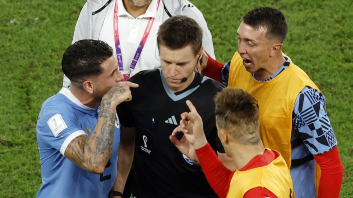 Fußball-WM: Im Auge des Sturms: Uruguays Spieler fühlen sich von Schiedsrichter Daniel Siebert um den Achtelfinaleinzug gebracht.