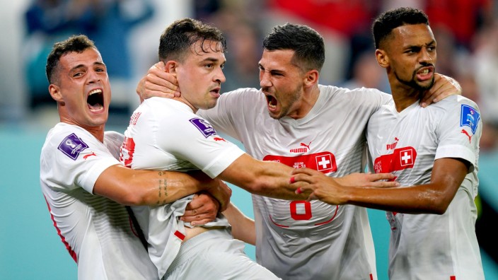 Schweiz gegen Serbien: Emotionen satt: Xherdan Shaqiri (2.v.l.) bringt die Schweiz gegen Serbien in Führung.