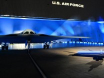 Militärtechnik: USA stellen neues Tarnkappenflugzeug vor