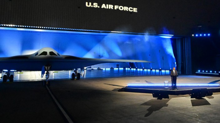 Militärtechnik: US-Verteidigungsminister Austin stellt in Palmdale im Bundesstaat Kalifornien den "B-21"-Bomber vor.
