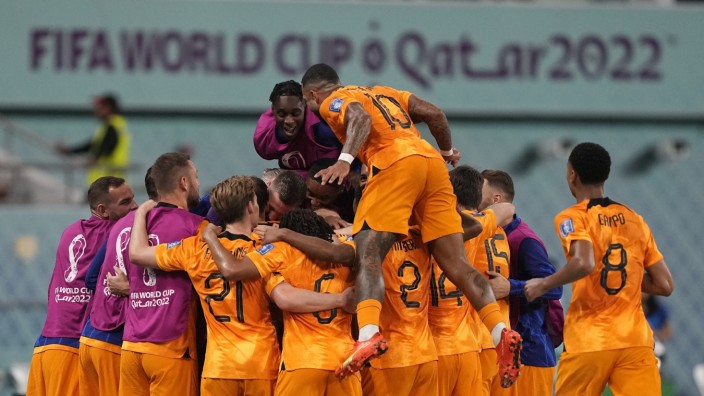 Fußball-WM: In der Gruppe feiert es sich am besten: Die Niederländer erreichen souverän das Viertelfinale.