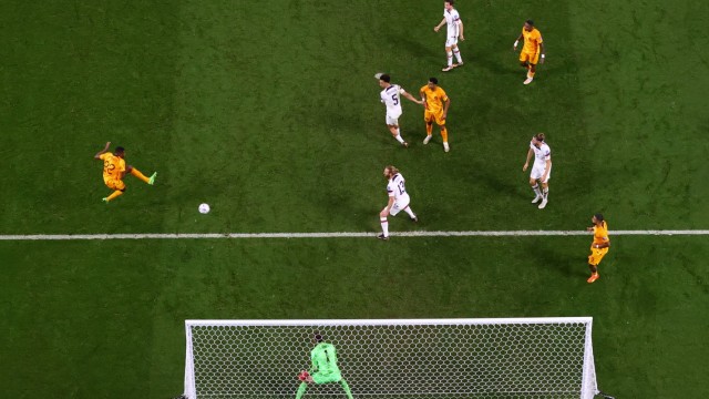 Niederlande im WM-Viertelfinale: Weitgehend alleine: Denzel Dumfries beim Treffer zum 3:1-Endstand.