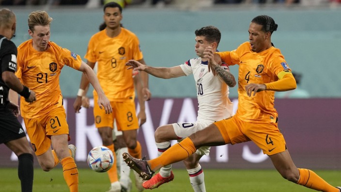 Niederlande im WM-Viertelfinale: Wenn Virgil van Dijk (re.) gegen das US-Team um Christian Pulisic (Mitte) nicht mit dem Kopf klärte, klärte er eben mit dem Fuß.