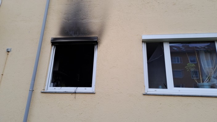 Nach Küchenbrand: In der Küche dieser Wohnung in der Germeringer Wotanstraße bricht am Freitagnachmittag ein Feuer aus.