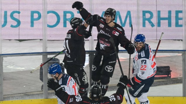 Eishockey: Läuft für die Haie: Maximilian Kammerer (Mitte) reißt nach seinem Tor zum 2:0 die Arme nach oben.