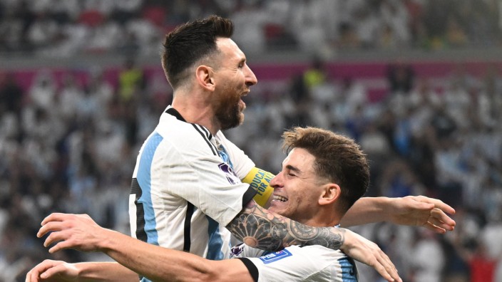 Fußball-WM: Zwei Torschützen unter sich: Julian Alvarez (re.) und Lionel Messi feiern das 2:0 der Argentinier gegen Australien.