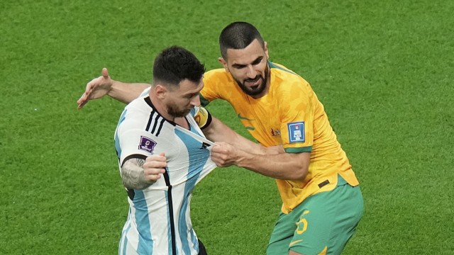 Argentinien im WM-Viertelfinale: Lionel Messi (li.) im Clinch mit Aziz Behic.