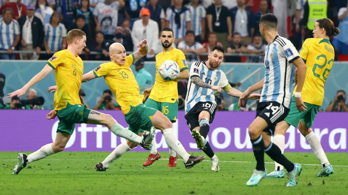 Argentinien im WM-Viertelfinale: Keine Lücke? Kein Problem! Lionel Messi findet gegen Australien einen Weg zum Tor.