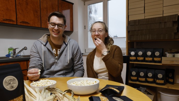 Moosburger Unternehmen: Anna Ehrmaier und Simon Gandorfer können bei einem Filmabend zuhause auch ihr eigenes Popcorn naschen.