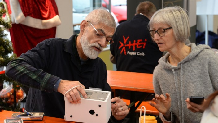 Repair-Cafés in München: Die Tivoli-Designradios haben am Samstag mehrere Reparateure in Anspruch genommen: Auch Ulrich Scharmer befasste sich mit einem der Geräte.