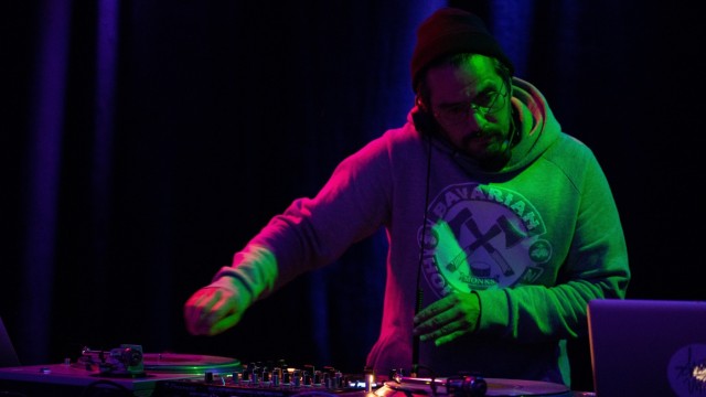 Literaturfest: Lässige Hip-Hop-Beats und schnalzende Sound-Architekturen liefern DJ Jay Scarlett und DJ Explizit (im Bild).
