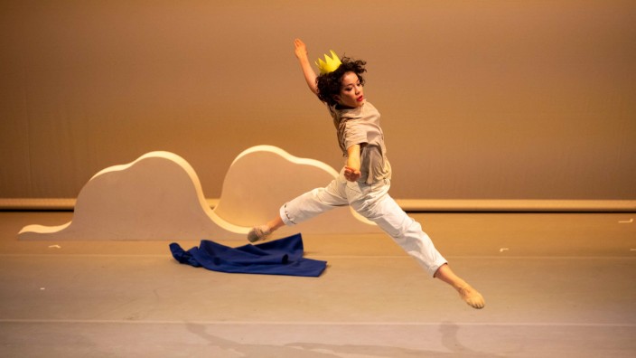 Premiere: Transportiert mit präzise gesetzten Schritten und eleganten Sprüngen eine besondere Anmut auf die Bühne: Yui Günther in der Rolle des kleinen Prinzen.