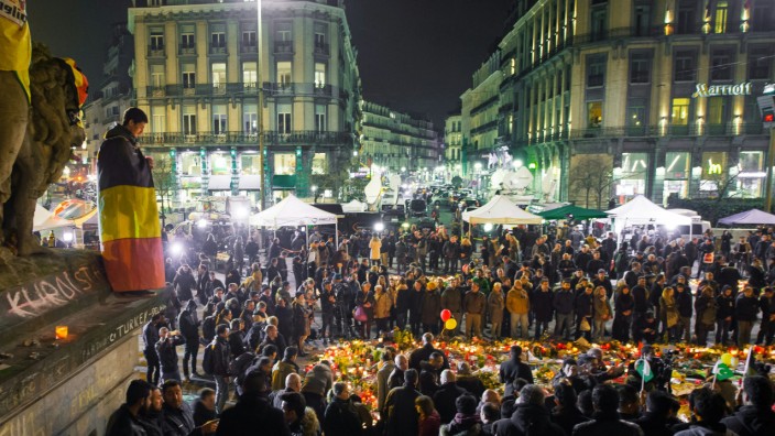 Terrorprozess: Trauernde Menschen in Brüssel am 24. März, zwei Tage nach dem Terroranschlag: Die Attentäter fühlten sich in der belgischen Hauptstadt derart sicher, dass sie lieber nicht in Brüssel zuschlagen wollten. Sie wollten ihr Basislager nicht gefährden.