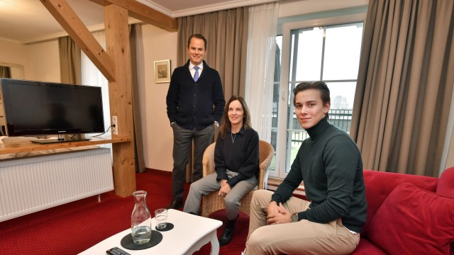 Inning: Oliver Freiland und Julia Hoge mit dem jüngsten Bewohner im Mitarbeiterhaus: Der duale Student Bennet Behrmann ist 19 Jahre alt.