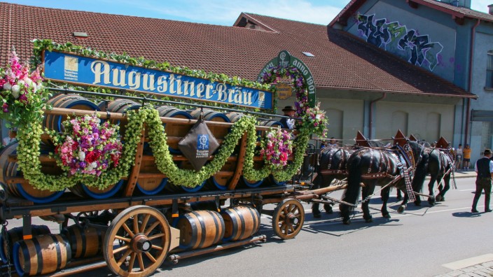 Dachauer Volksfest: Ein Wagen der Augustiner-Brauerei auf dem Weg zur Thoma-Wiese, wo im Sommer das Dachauer Volksfest 2022 stattfand. Auch 2023 wird es Augustiner-Bier in Dachau geben.