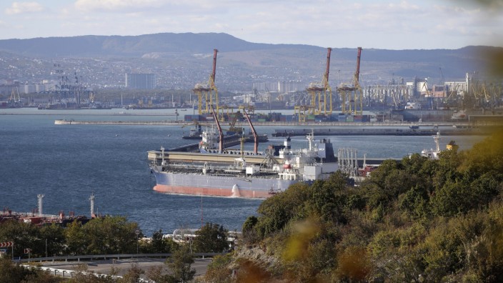EU: Ein Öltanker im Hafen von Noworossijsk in Südrussland.