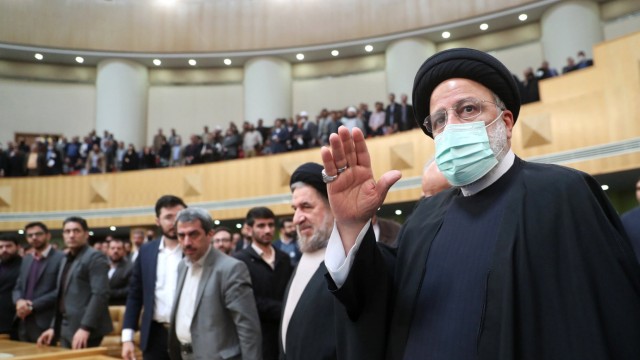 Iran: Sollen kleine Zugeständnisse nur den Generalstreik abwenden? Irans Präsident Ebrahim Raisi (re.), hier am Samstag bei einer Konferenz in Teheran.