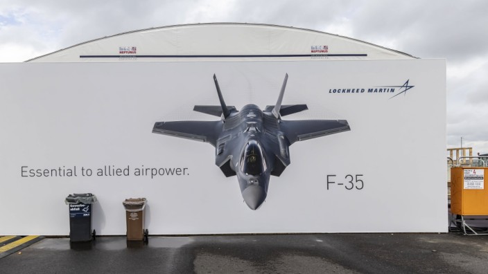 Streit um den neuen Kampfjet: Werbung für die Lockheed Martin F-35 Lightning II auf der Internationalen Luft- und Raumfahrtausstellung in Berlin.