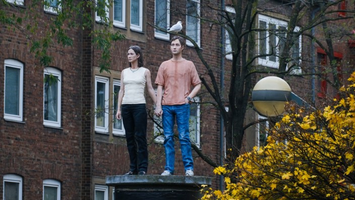 Wohnungsbau: Sind sie auch wohnungssuchend? In Düsseldorf steht ein Paar aus der Reihe der "Säulenheiligen" des Künstlers Christoph Pöggeler auf einer Litfaßsäule.