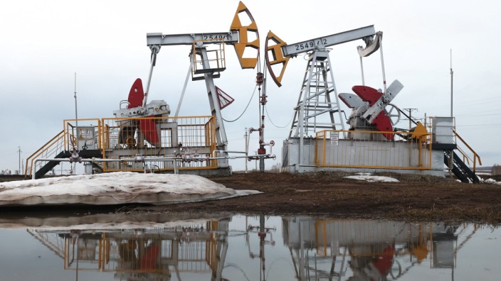 Rohstoffe: Ölförderung in der russischen Republik Tatarstan: Die EU, die G-7-Staaten und Australien haben eine Preisobergrenze für russische Ölexporte verkündet. Das russische Rohöl, das knapp 15 Prozent der EU-Importe ausmacht, wird also ersetzt werden müssen.