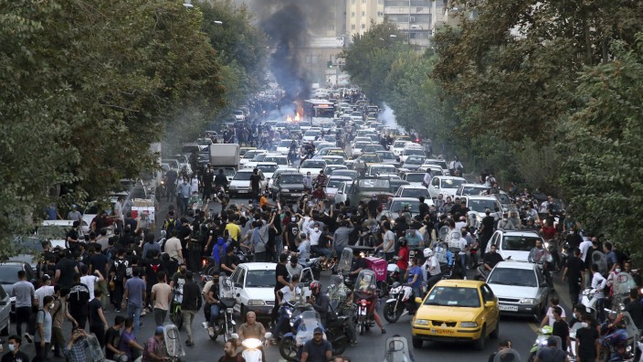 Proteste gegen Regime: Nach monatelangen Protesten verkündet das Regime, die gefürchtete Sittenpolizei sei aufgelöst. Sie hatte die Kleiderordnung und den Kopftuchzwang auch mit Gewalt durchgesetzt.
