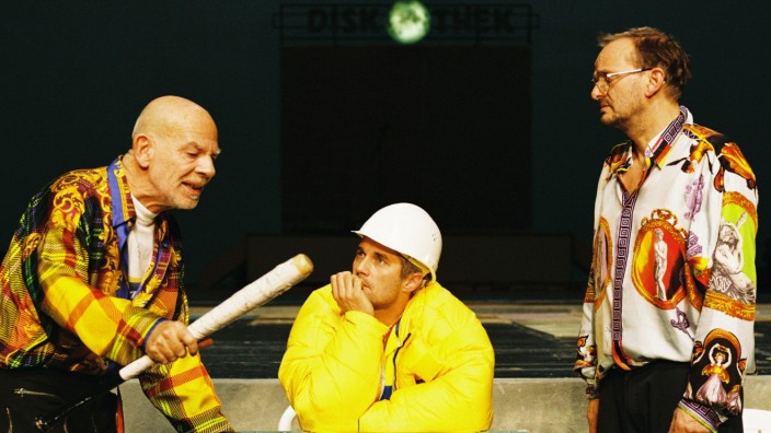 Theater: Dialektik ist immer dreiteilig: Martin Wuttke, Franz Beil, Milan Peschel (von links nach rechts) in der Uraufführung von "Und jetzt?" an der Berliner Volksbühne.
