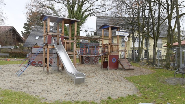 Unterhaching: Auf dem neuen Spielplatz an der Lohestraße fehlt noch die Tischtennisplatte. Bis zum Frühjahr soll sie aufgebaut sein.