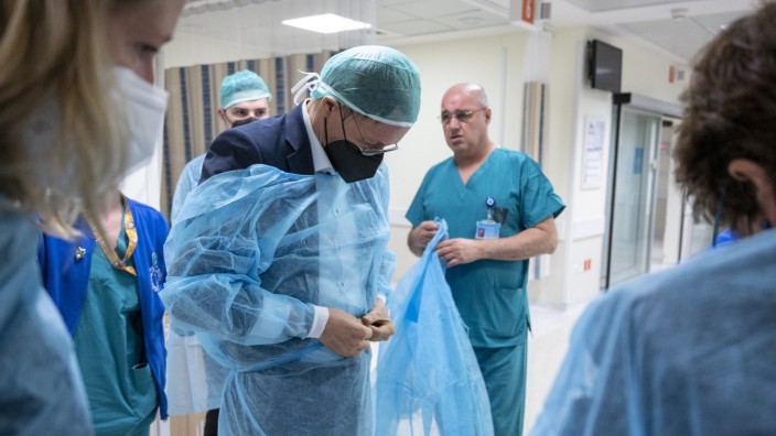 Reform: Fordert deutlich mehr ambulante Eingriffe: Bundesgesundheitsminister Karl Lauterbach (SPD), hier beim Besuch eines Krankenhauses in Israel.