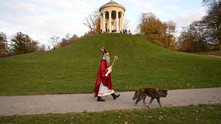 Weihnachtsbrauch: Besondere Kennzeichen: weißer Rauschebart, roter Mantel. Ein Nikolaus auf seinem Arbeitsweg durch den Englischen Garten.