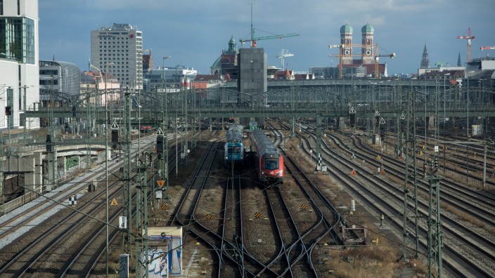 Fotoausstellung: Gleise, Gleise, Gleise - und doch weniger als früher: die Einfallschneise des Hauptbahnhofs, fotografiert vom neuen Arnulfsteg aus.